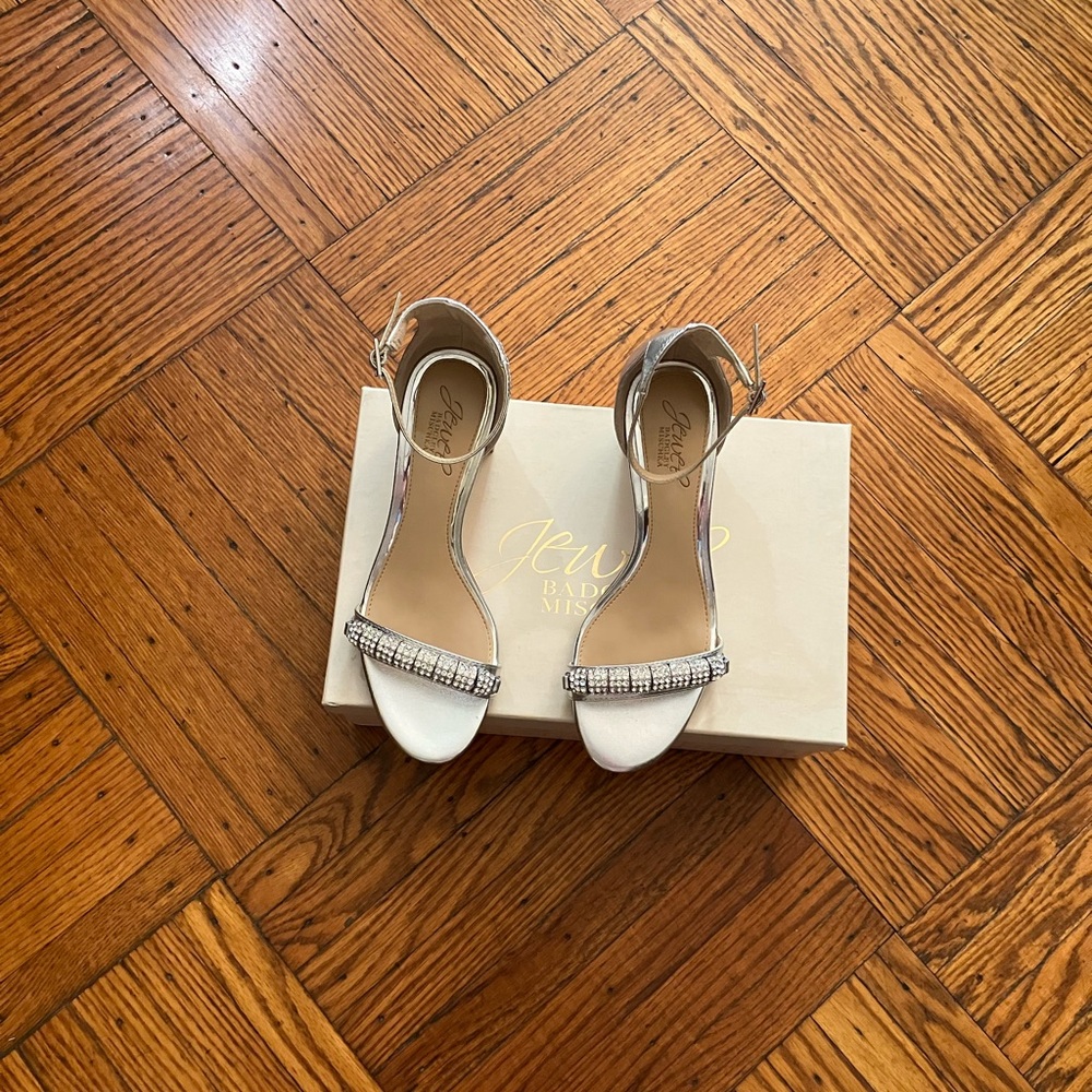 Badgley Mischka size 6 dress shoes with heel